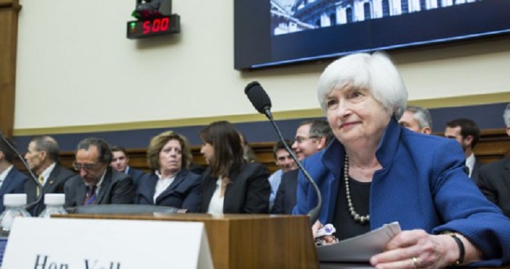 Bitcoin Fan Holds Up Sign During Yellen’s Testimony, Receives Donations of $100,000 For Effort