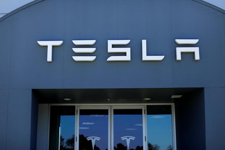 Elon Musk Confirms Bid to Take Tesla Private